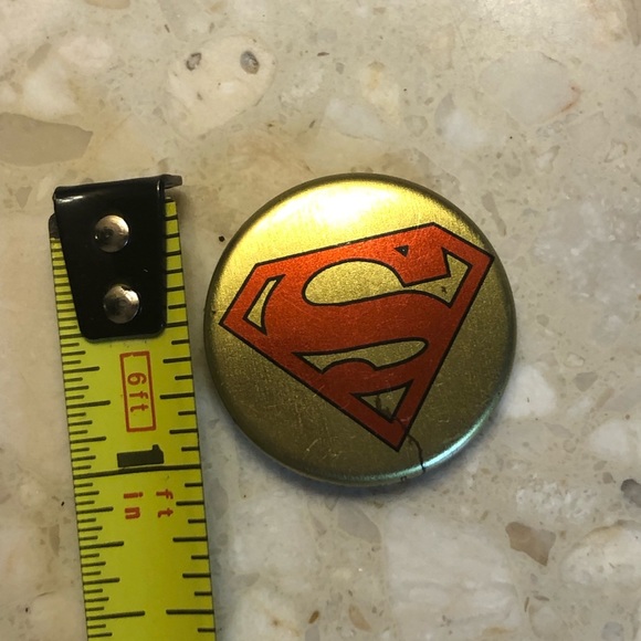Superman pin DC Comics 2003 gold with red shield superhero - Picture 4 of 7